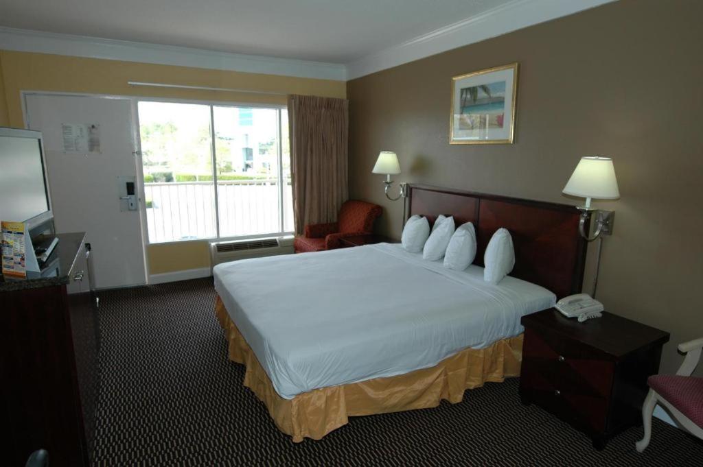 Ambassadors Inn & Suites Virginia Beach Exterior photo