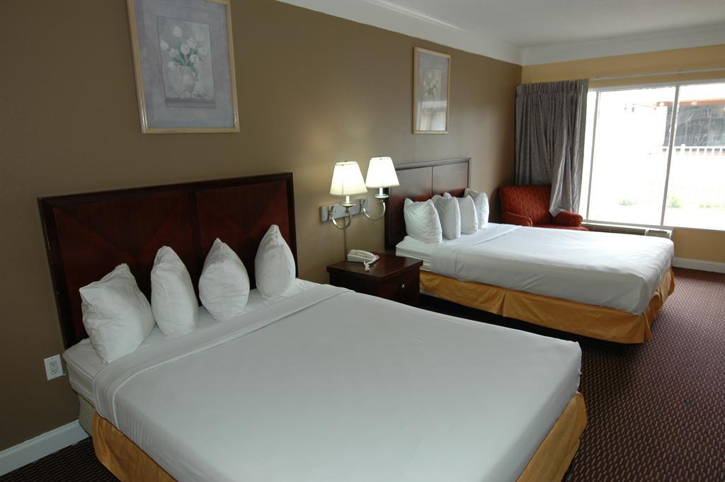 Ambassadors Inn & Suites Virginia Beach Exterior photo