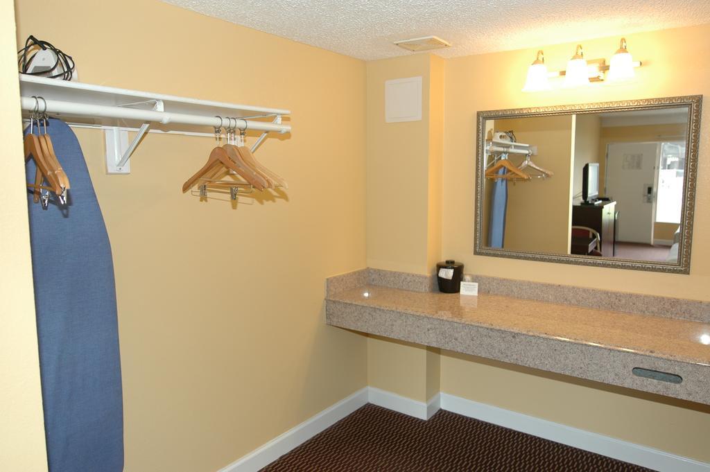 Ambassadors Inn & Suites Virginia Beach Exterior photo