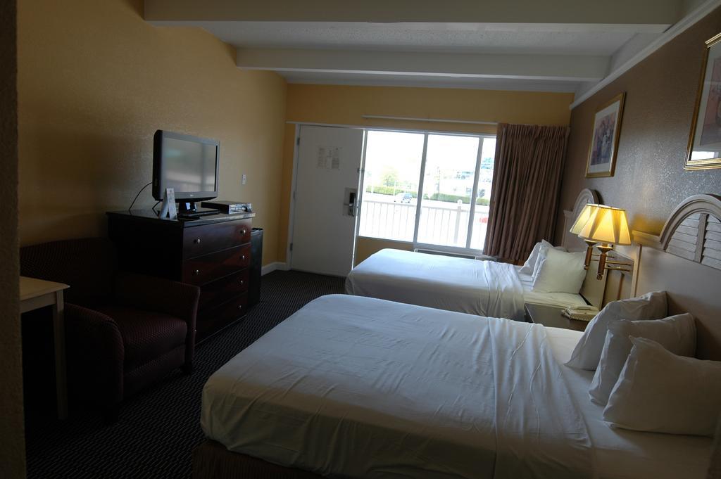 Ambassadors Inn & Suites Virginia Beach Exterior photo