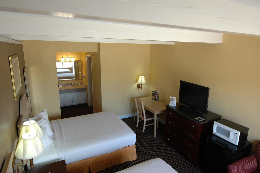 Ambassadors Inn & Suites Virginia Beach Exterior photo