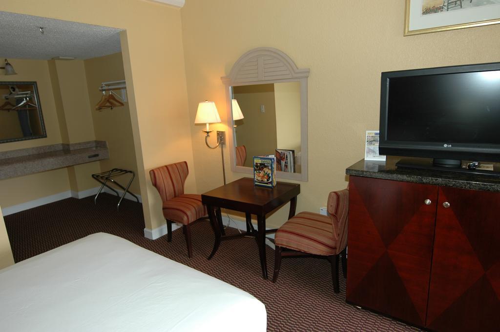 Ambassadors Inn & Suites Virginia Beach Exterior photo