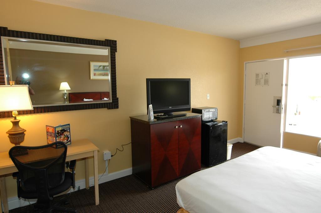 Ambassadors Inn & Suites Virginia Beach Exterior photo