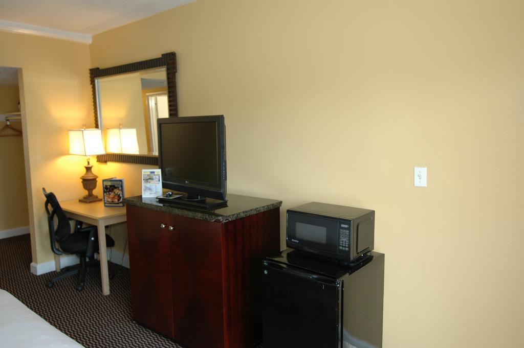 Ambassadors Inn & Suites Virginia Beach Exterior photo