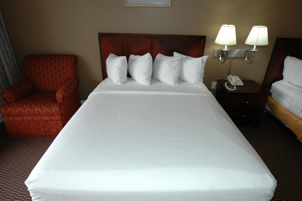 Ambassadors Inn & Suites Virginia Beach Exterior photo