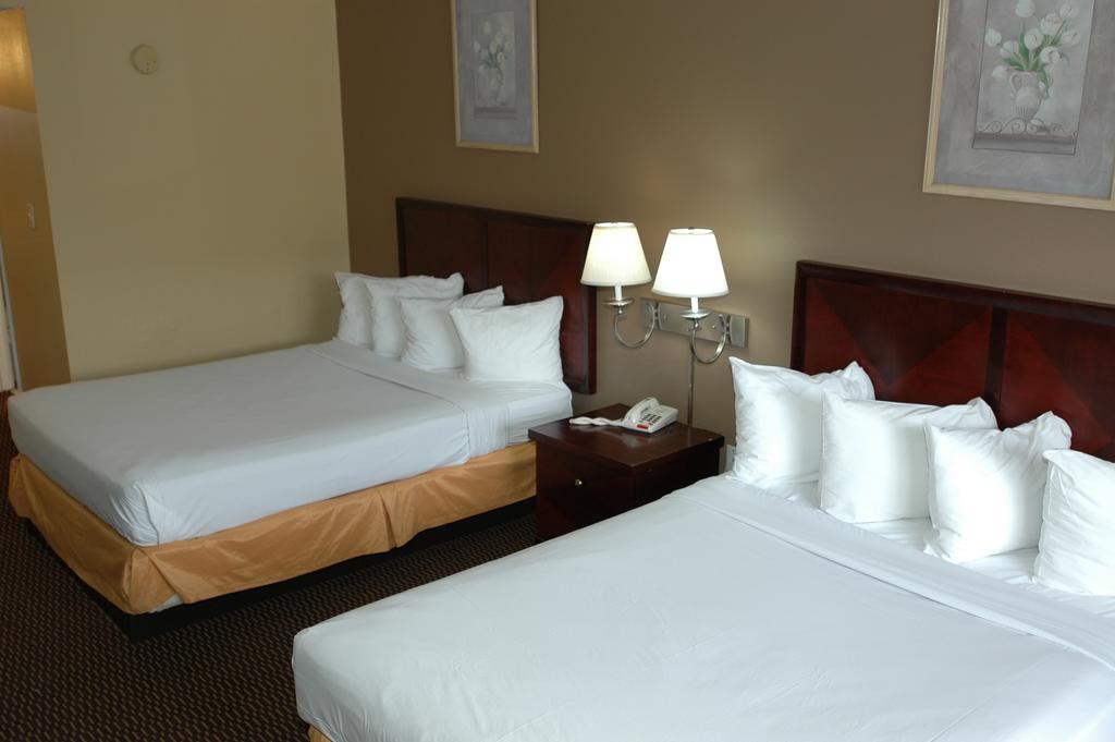 Ambassadors Inn & Suites Virginia Beach Exterior photo
