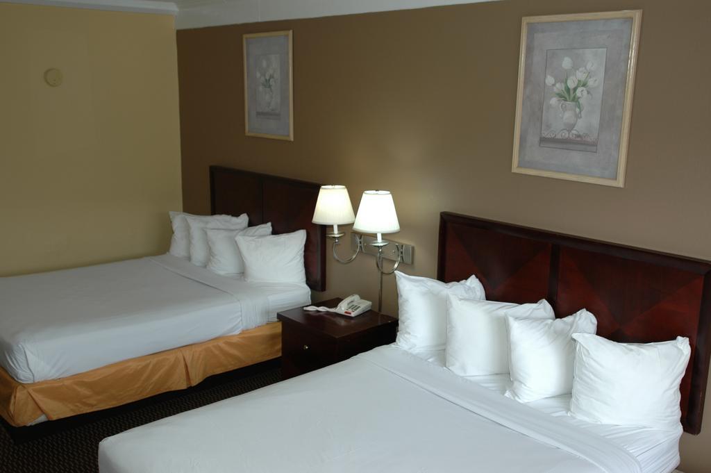 Ambassadors Inn & Suites Virginia Beach Exterior photo