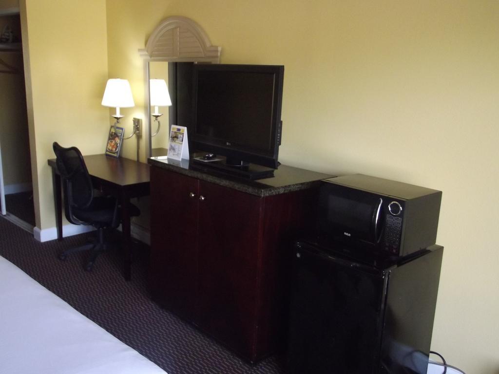 Ambassadors Inn & Suites Virginia Beach Exterior photo