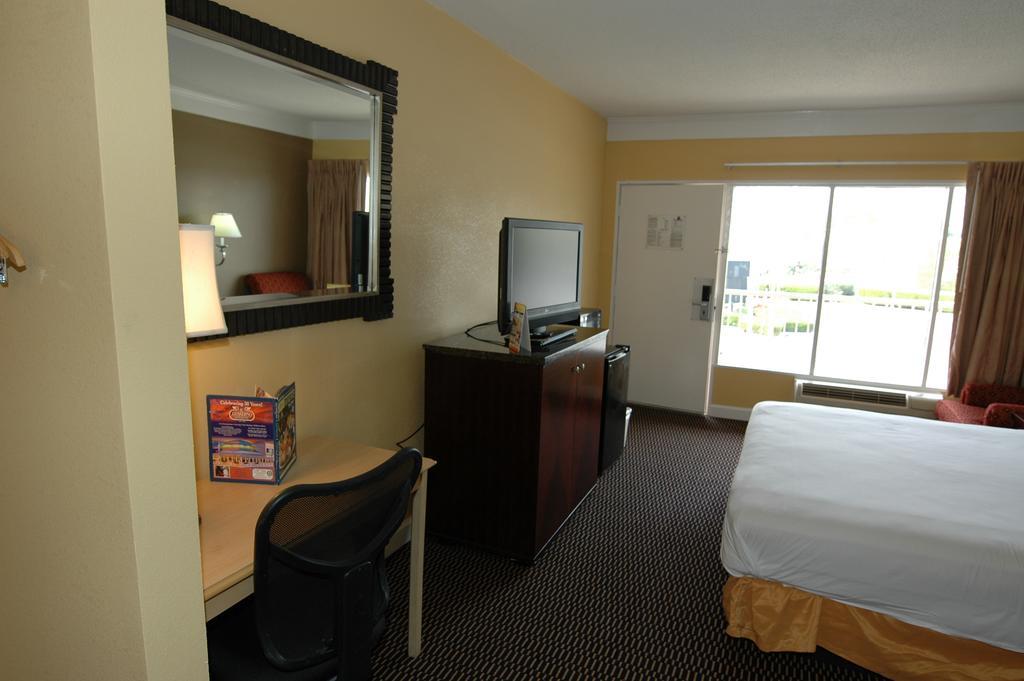 Ambassadors Inn & Suites Virginia Beach Exterior photo