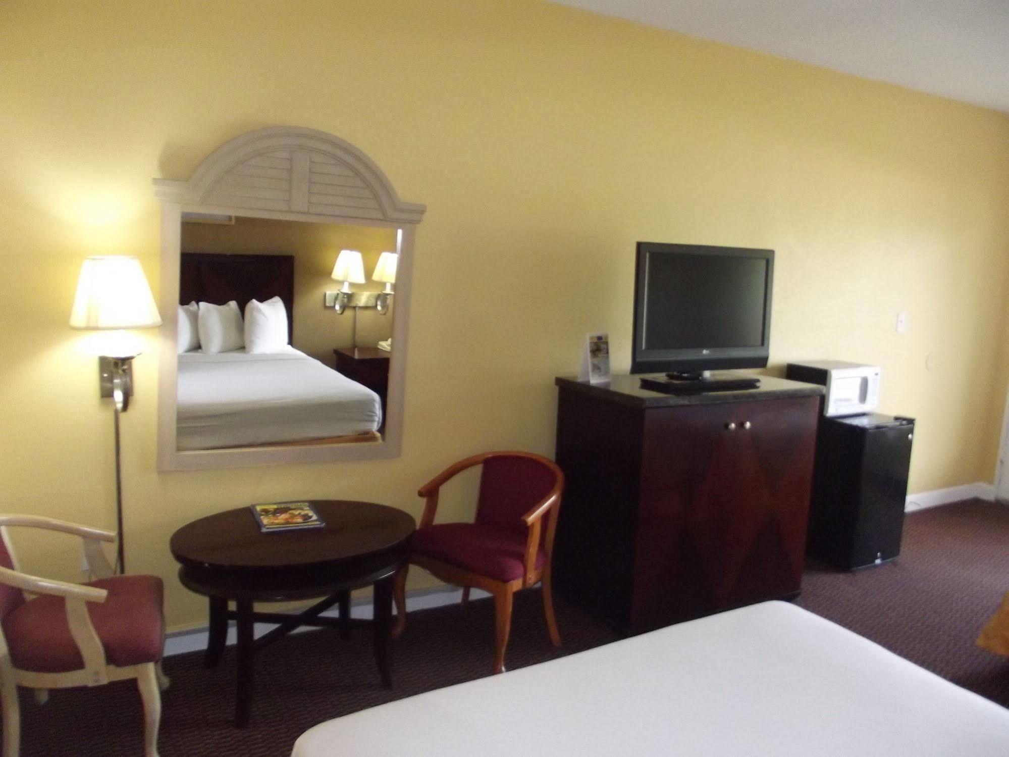 Ambassadors Inn & Suites Virginia Beach Exterior photo