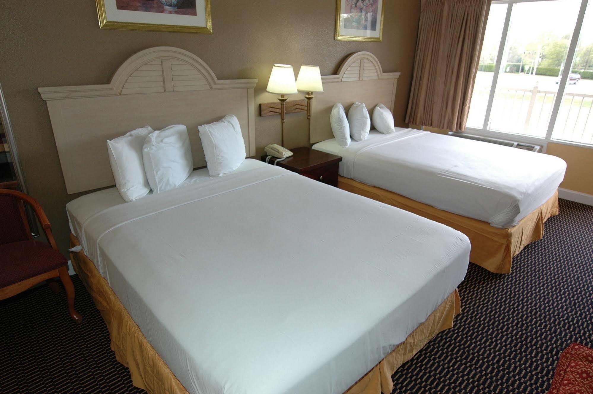 Ambassadors Inn & Suites Virginia Beach Exterior photo