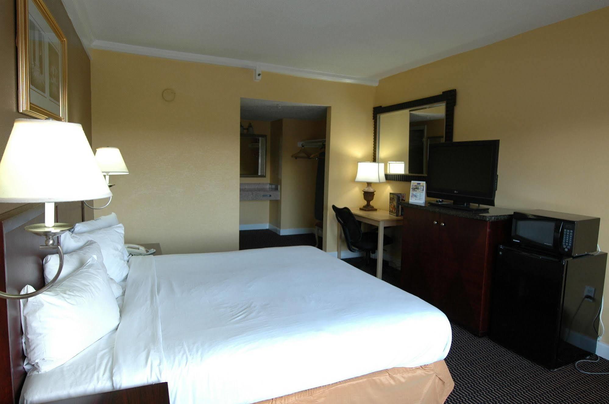 Ambassadors Inn & Suites Virginia Beach Exterior photo