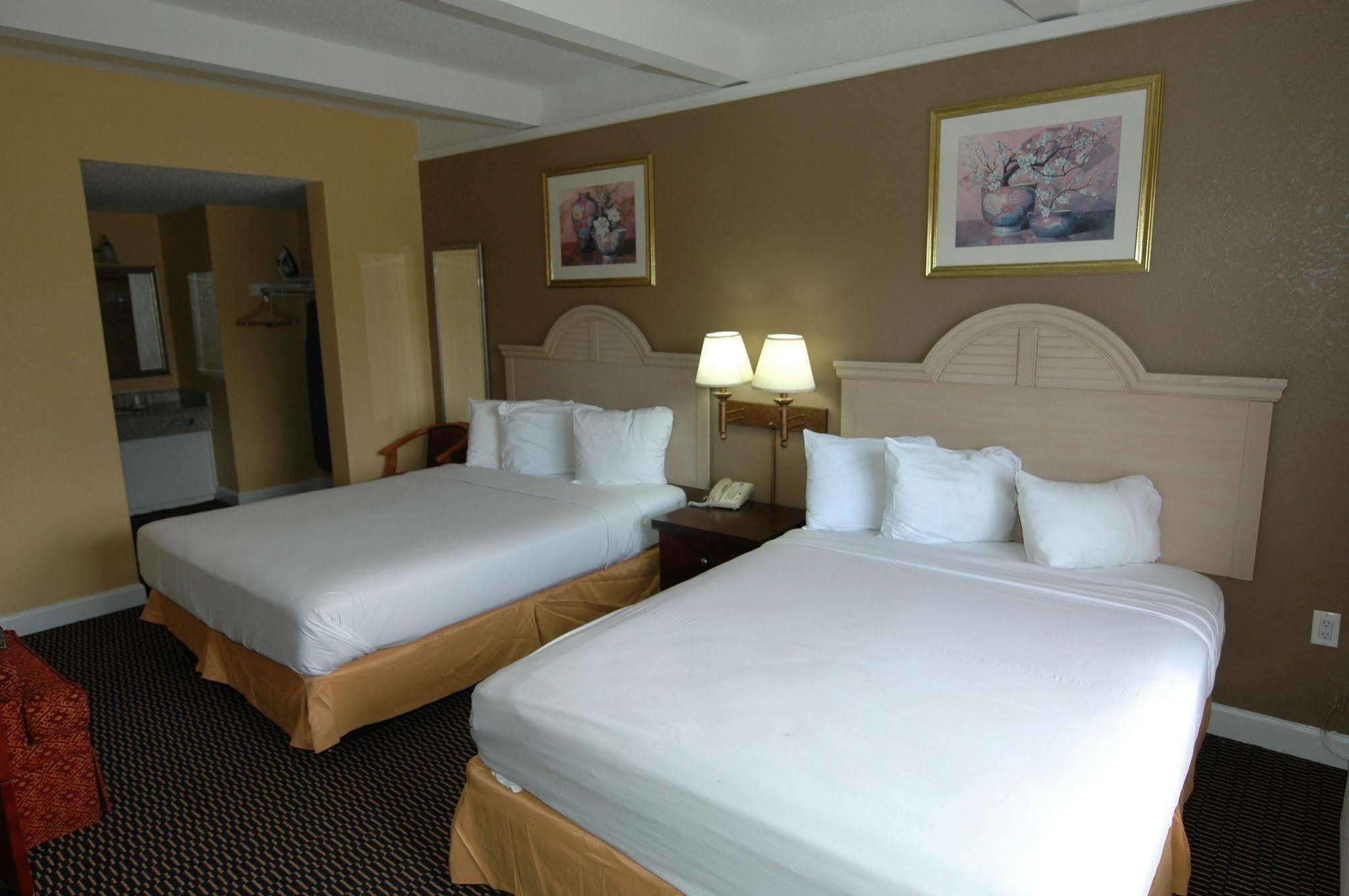 Ambassadors Inn & Suites Virginia Beach Exterior photo