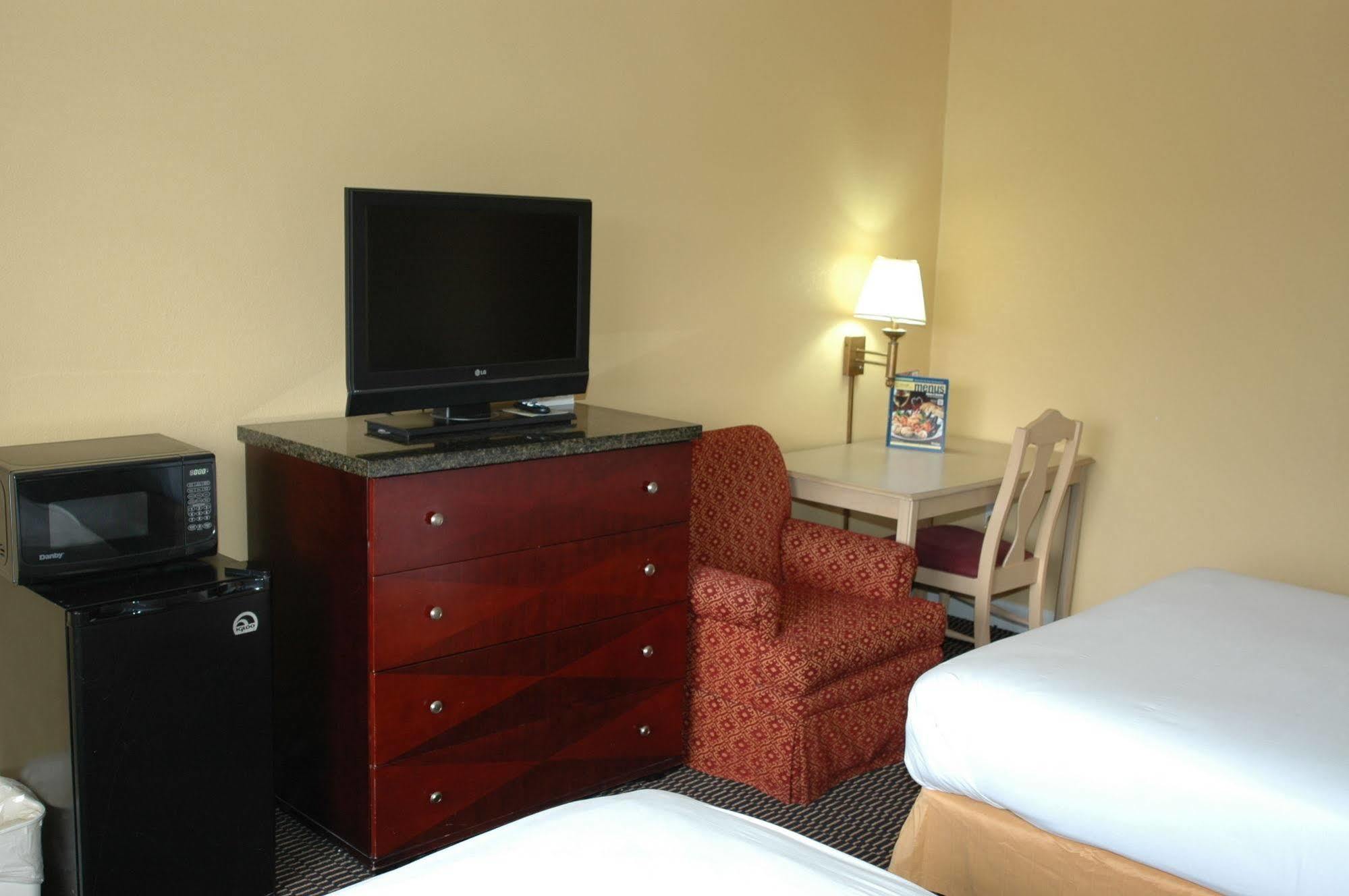 Ambassadors Inn & Suites Virginia Beach Exterior photo