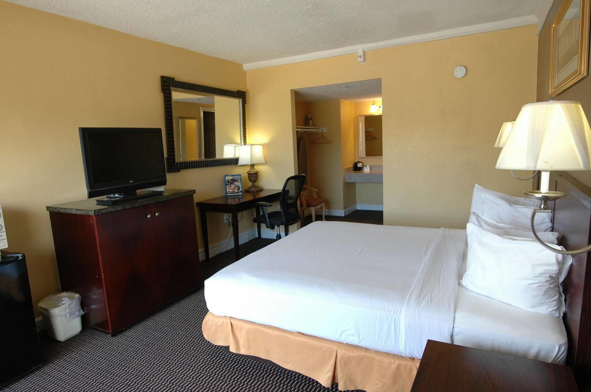 Ambassadors Inn & Suites Virginia Beach Exterior photo