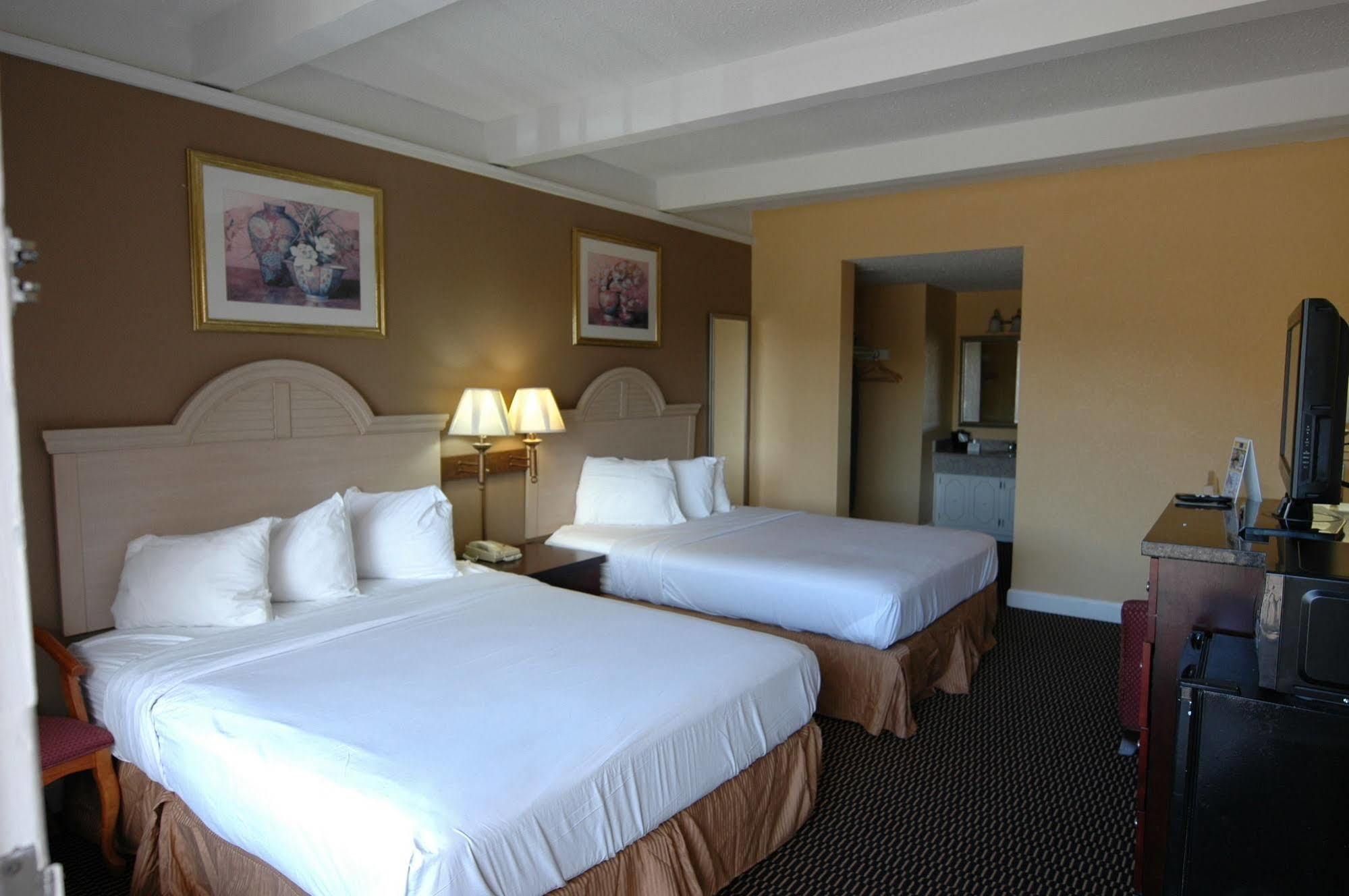 Ambassadors Inn & Suites Virginia Beach Exterior photo