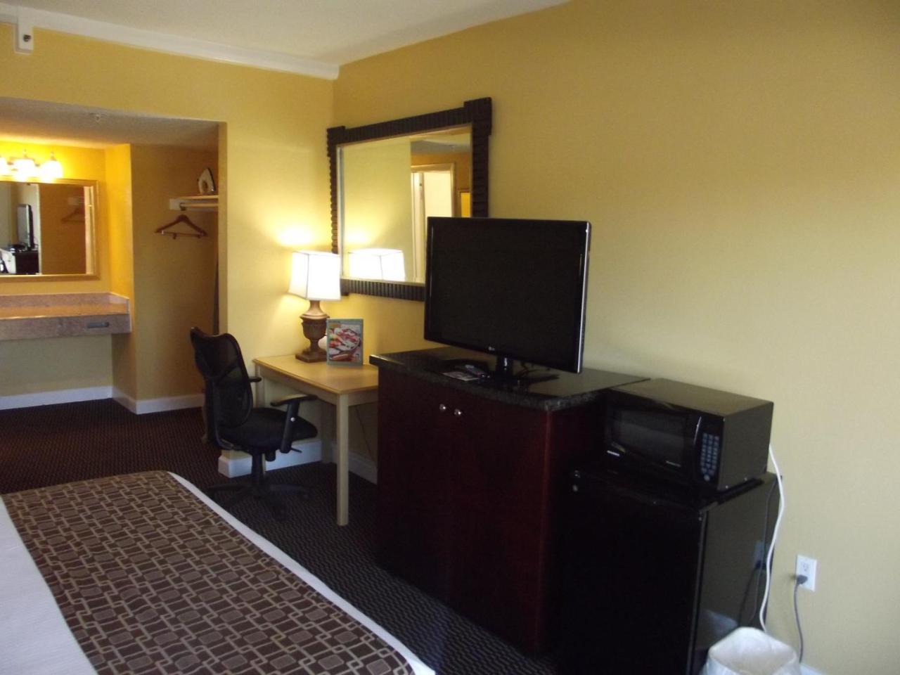 Ambassadors Inn & Suites Virginia Beach Exterior photo