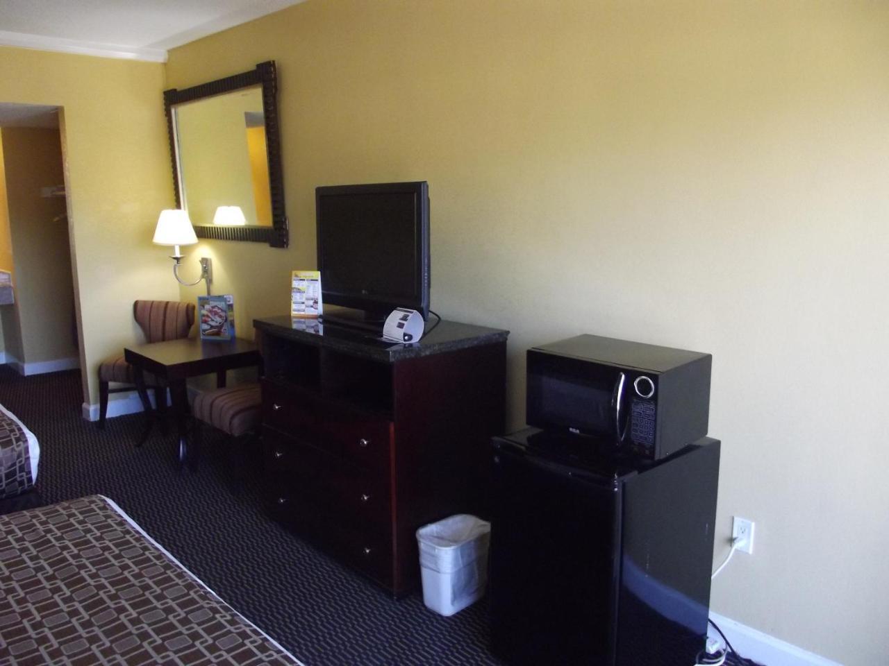 Ambassadors Inn & Suites Virginia Beach Exterior photo